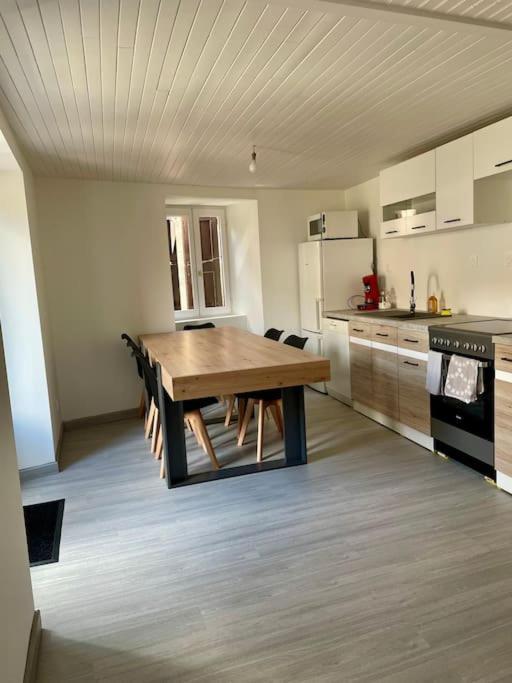 Agreable Maison De Village Avec Balcon Roiffieux エクステリア 写真